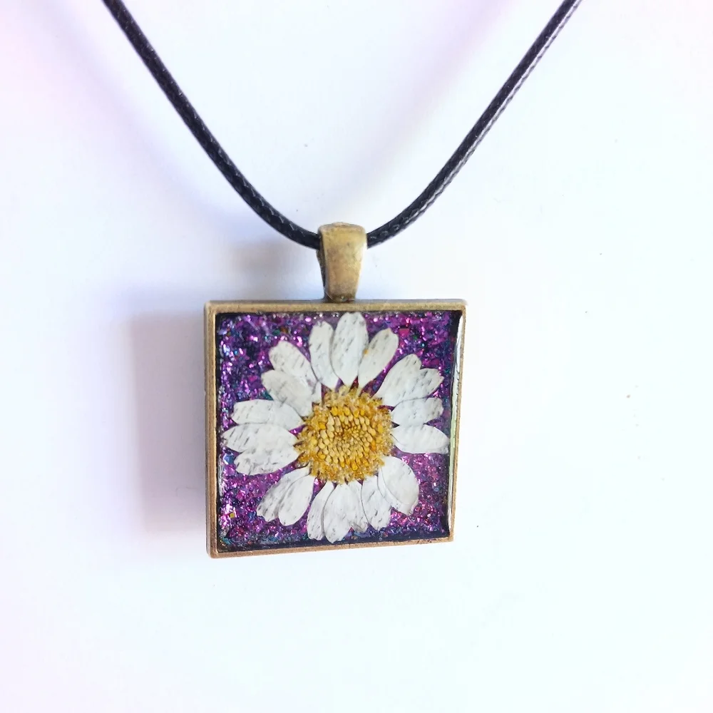 Rainbow color shift white daisy flower bronze pendant on black cord necklace new - Picture 4 of 8